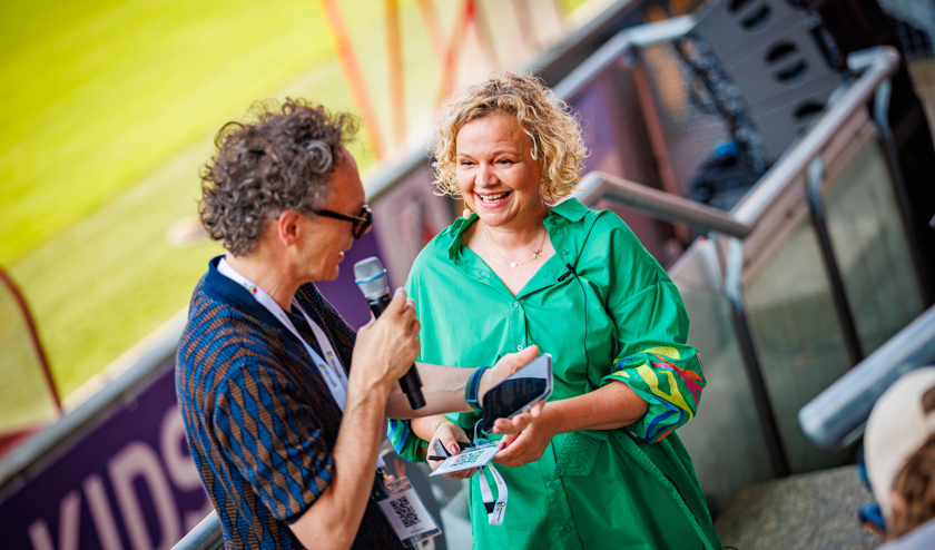 Commercieel Directeur Ben van der Burg (Triple) en programmamanager Marieke Vink (ShoppingTomorrow) introduceerden Netwerken 2.0 op de tribunes van Stadion Galgenwaard.